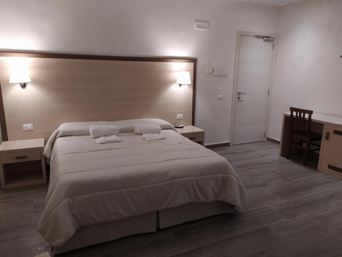 Hotel Holiday Foggia Ngoại thất bức ảnh