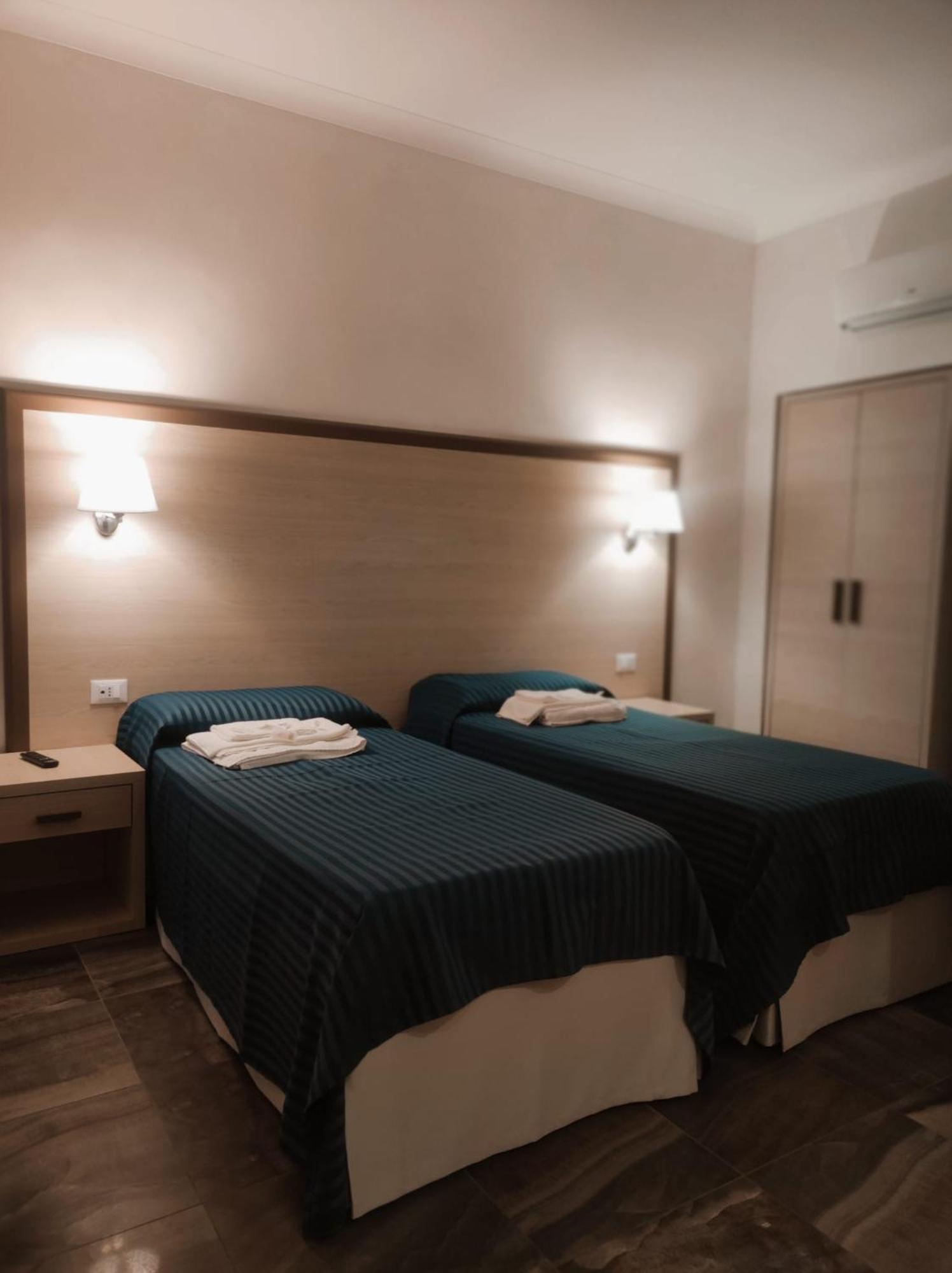 Hotel Holiday Foggia Ngoại thất bức ảnh
